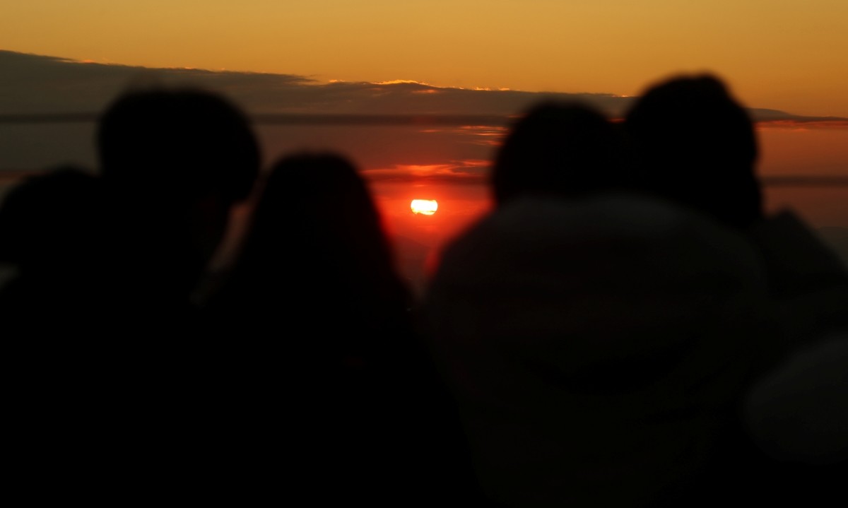 시민들이 해넘이를 바라보고 있다. 기사의 이해를 돕기 위한 사진 / 뉴스1
