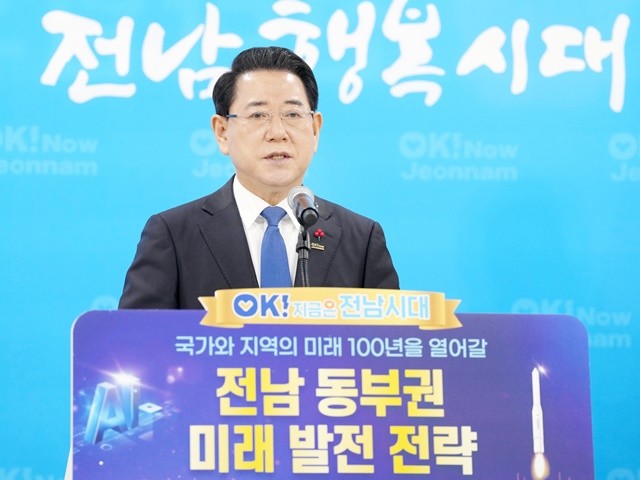 김영록 전라남도지사가 24일 전남도청 동부청사 이순신강당 1층 로비에서 2025년 동부권 송년 기자간담회를 갖고 국가와 지역의 미래 100년을 열어갈 전남 동부권 미래 발전 전략을 발표하고 있다.