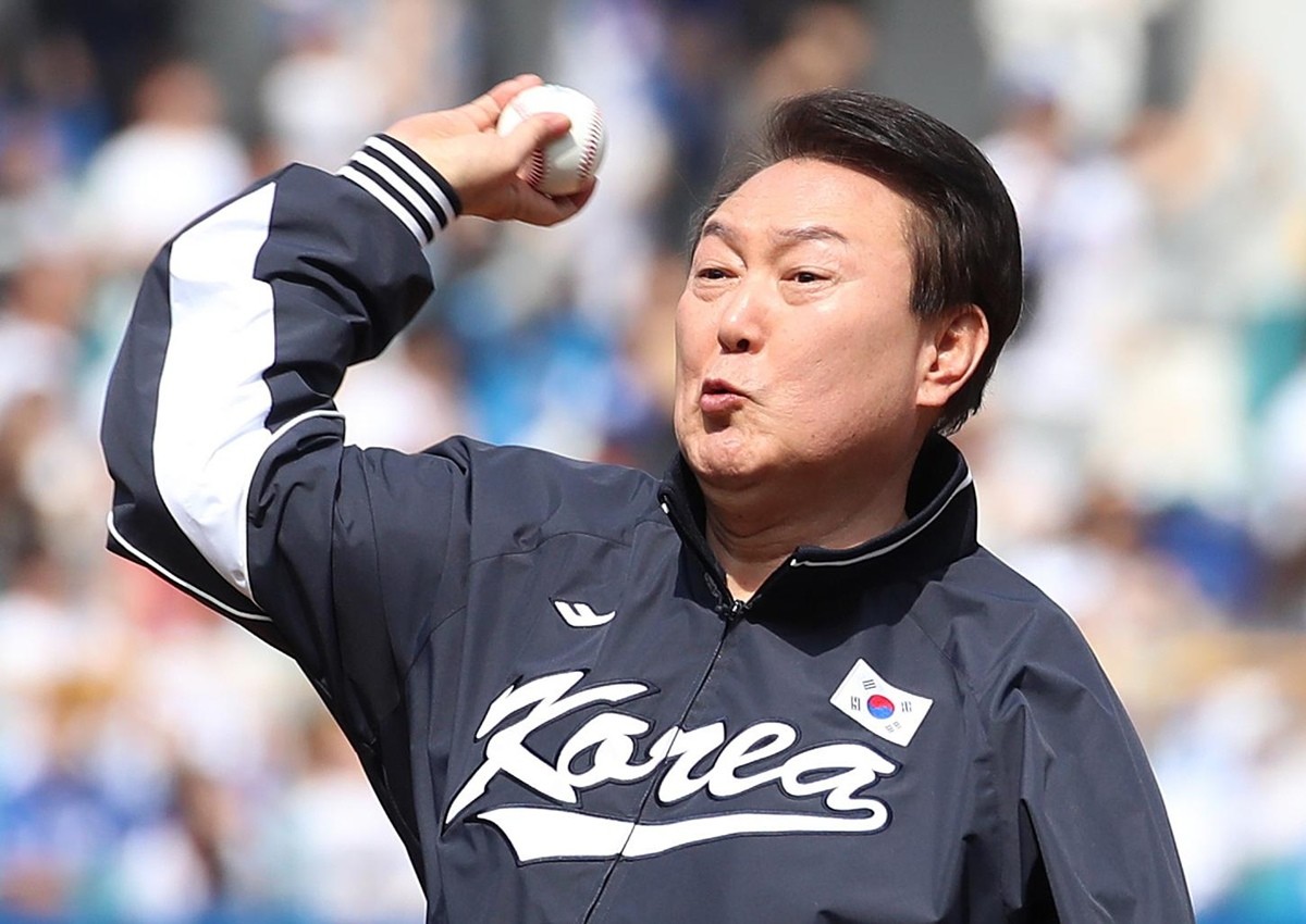 윤석열 전 대통령이 2023년 4월 프로야구 개막전에서 시구하는 모습. / 뉴스1