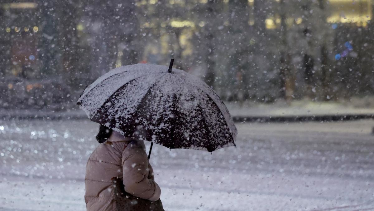 첫눈이 내린 지난 4일 오후 서울 광화문 네거리에서 퇴근길 시민들의 모습. / 뉴스1