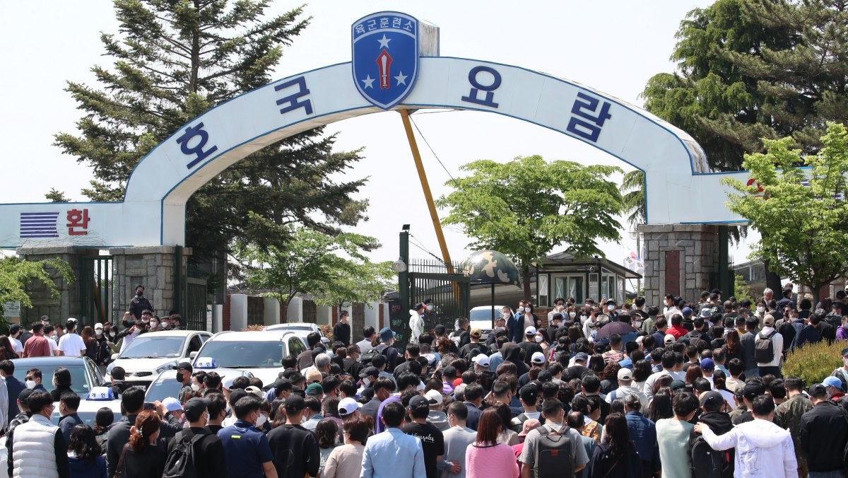 충남 논산 육군훈련소 입영심사대에서 입영장병들이 입소하고 있다. 기사의 이해를 돕기 위한 사진 / 뉴스1