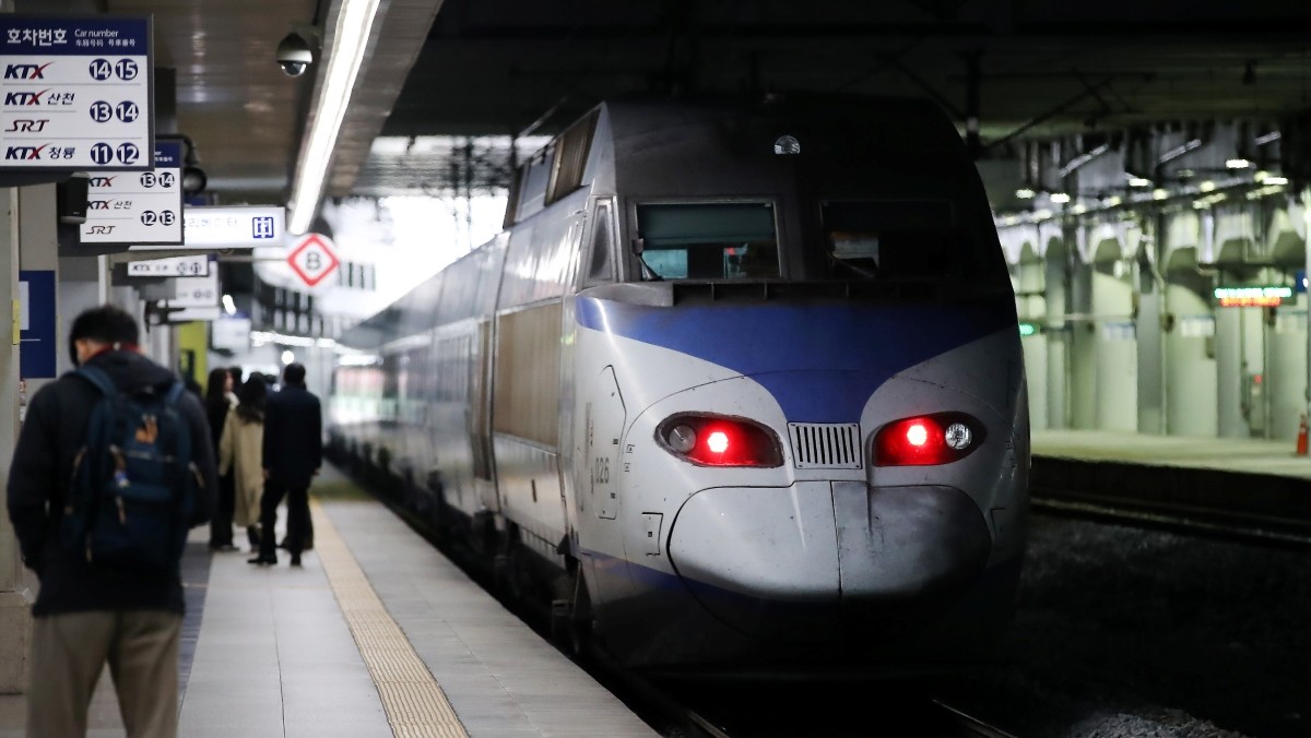 KTX가 출발하고 있다. 기사의 이해를 돕기 위한 사진 / 뉴스1
