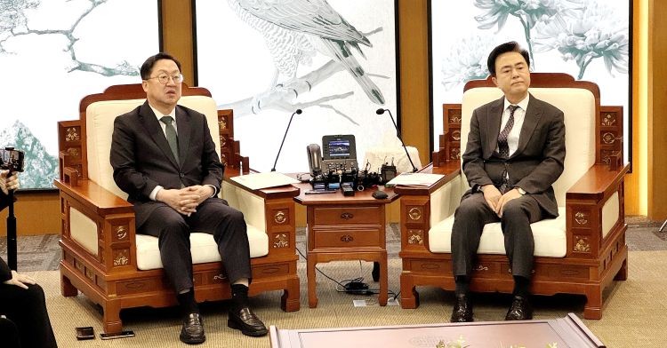 이장우 대전시장이 24일 충남도청에서 김태흠(오른쪽) 충남 지사를 만나 회동을 갖고 대전충남 행정통합의 추진 배경과 향후 입법 방향을 설명했다. /사진=김지연 기자