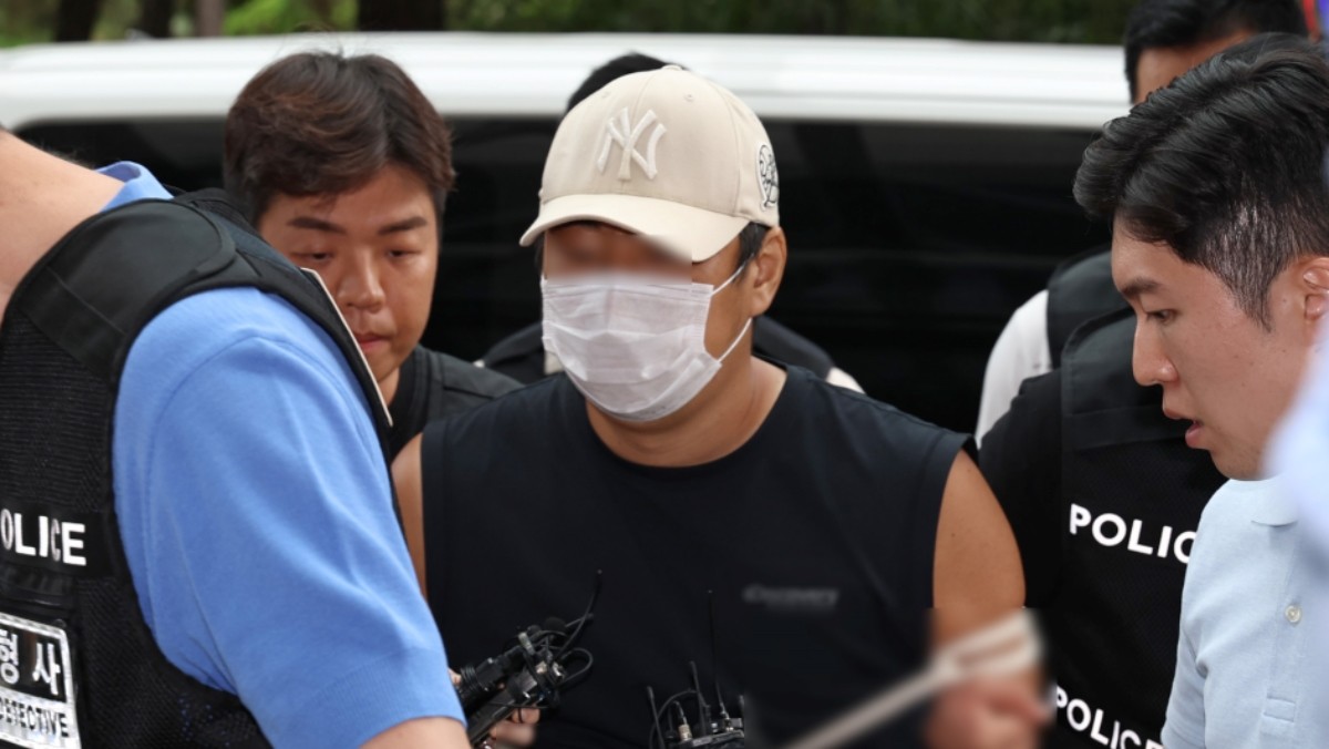 부모와 형 등 자신의 가족 3명을 살해한 30대 남성 A 씨가 지난 7월 경기 부천시 인천지방법원 부천지원에서 열린 구속 전 피의자 심문(영장실질심사)에 출석하고 있다. / 뉴스1