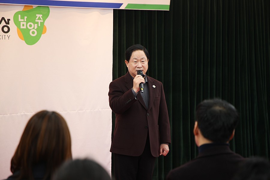 격려를 전하는 주광덕 시장