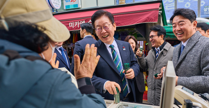 이재명 대통령이 23일 부산 진구 부전시장을 찾아 상인들과 대화하고 있다. (