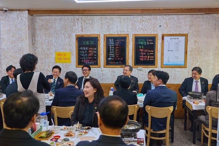 이재명 대통령이 23일 부산 진구 부전시장에 위치한 음식점을 찾아 국무위원들과 점심식사를 하던 중 상인과 대화를 하고 있다. / 뉴스1