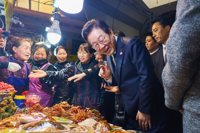 이재명 대통령이 23일 부산 진구 부전시장을 찾아 상인들과 대화하고 있다. / 뉴스1