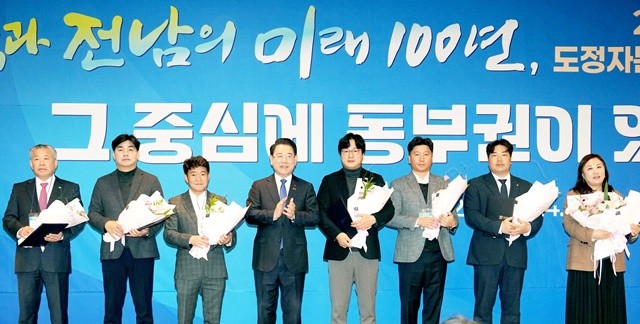 김영록 전라남도지사가 24일 순천 에코그라드호텔에서 열린 2025년 전남 동부지역 도정자문협의회 정기총회에서 우수 자문위원에게 표창을 수여하고 기념촬영을 하고 있다.