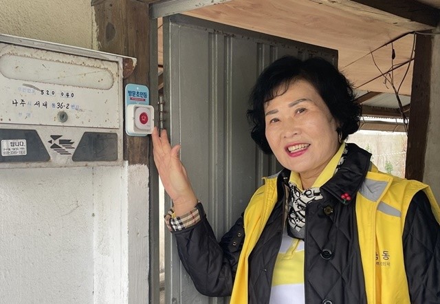 나주시 금남동지역사회보장협의체는 최근 청각장애인 가정과 난청 노인 가정 10가구에 무선 초인종을 설치해 호응을 얻고 있다