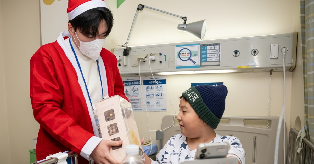 이날 신한금융그룹 임직원들이 서울대병원의 환아들을 찾아 크리스마스 선물을 전하고 있다. / 신한금융그룹