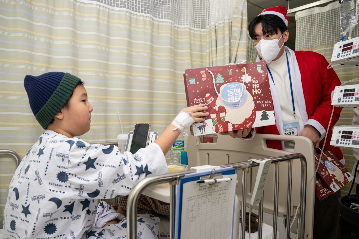 이날 신한금융그룹 임직원들이 서울대병원의 환아들을 찾아 크리스마스 선물을 전하고 있다. / 신한금융그룹