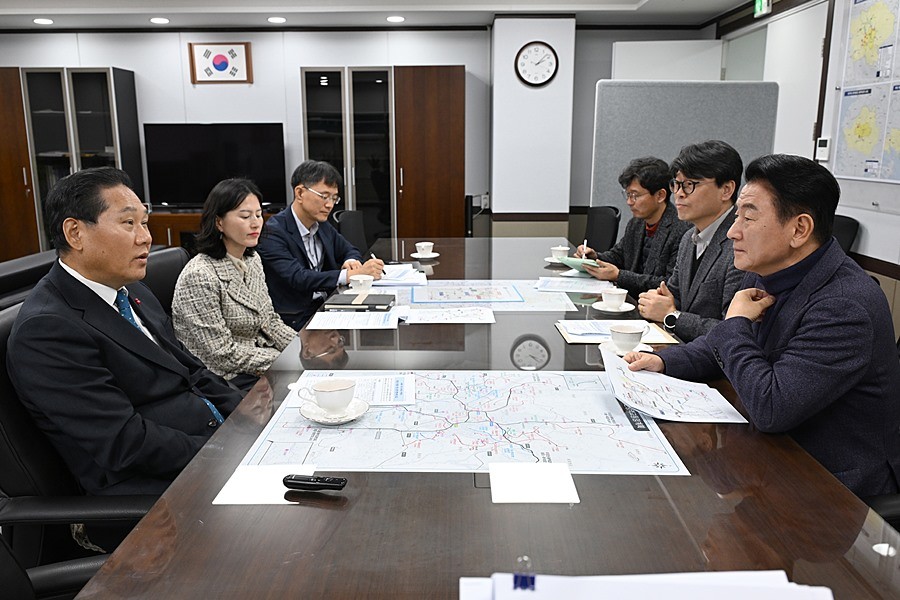 김동근 시장이 12월 23일 국토교통부 대도시권광역교통위원회를 방문해 김용석 위원장과 주요 광역철도 현안에 대해 논의하고 있다