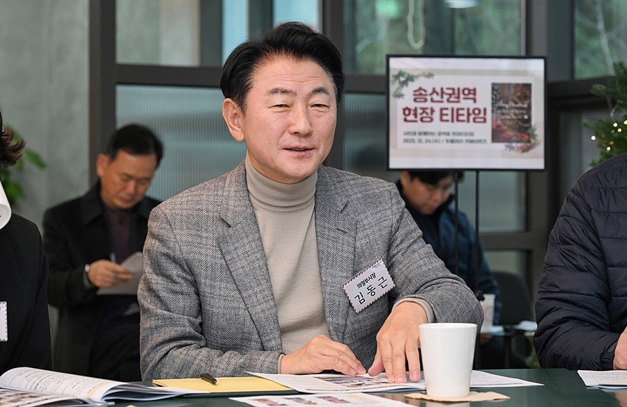 김동근 시장이 12월 24일 두물머리 카페 아르츠에서 ‘송산권역 현장 티타임’을 진행하고 있다