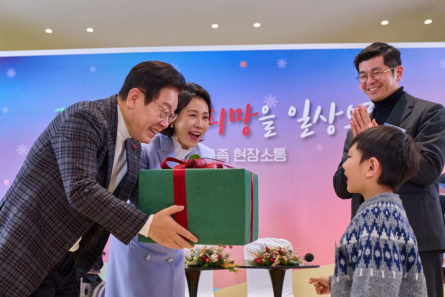 이재명 대통령이 24일 서울 서대문구 신촌세브란스 연세암병원 중입자치료센터에서 열린 희귀질환 환우·가족 간담회에서 어린이에게 선물을 전달하고 있다. / 이 대통령 인스타그램