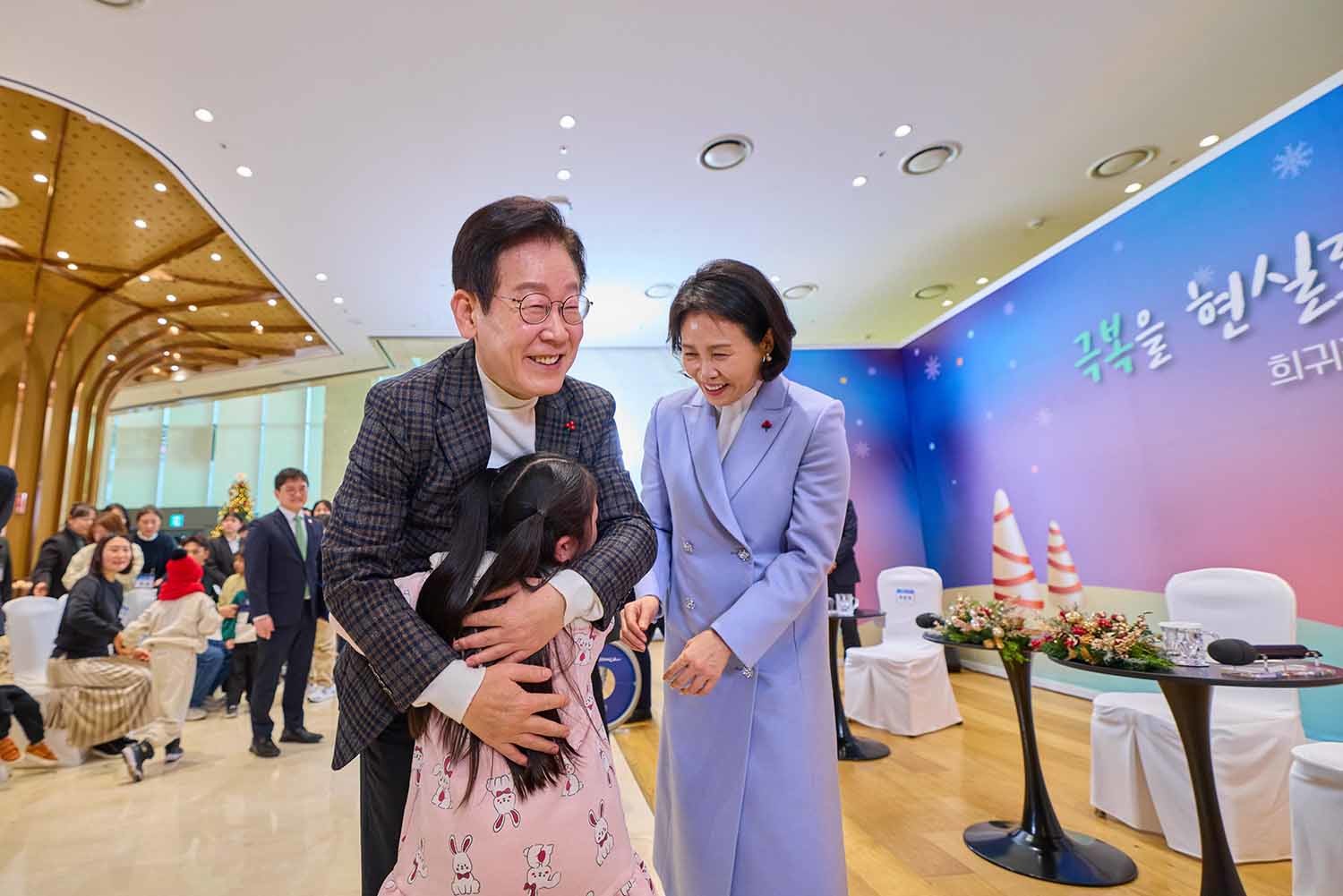 이재명 대통령이 24일 서울 서대문구 신촌세브란스 연세암병원 중입자치료센터에서 열린 희귀질환 환우·가족 간담회에서 어린이에게 선물을 전달하고 있다. / 이 대통령 인스타그램