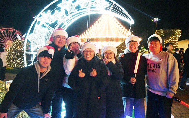 최영숙 함평축제관광재단 국장과 직원들이 기념촬영을 하고 있다.