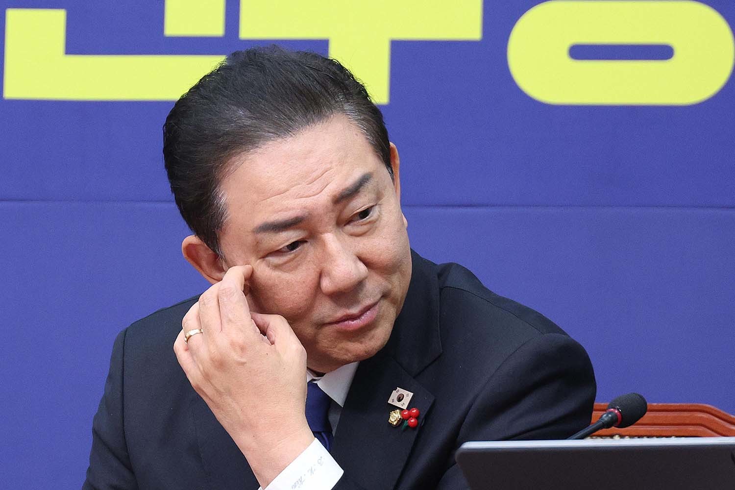 김병기 더불어민주당 원내대표가 24일 서울 여의도 국회에서 열린 최고위원회의에서 생각에 잠겨 있다. / 뉴스1