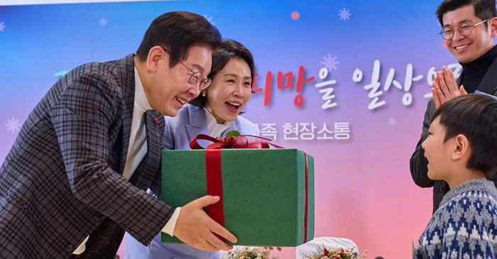이재명 대통령이 24일 서울 서대문구 신촌세브란스 연세암병원 중입자치료센터에서 열린 희귀질환 환우·가족 간담회에서 어린이에게 선물을 전달하고 있다. / 뉴스1