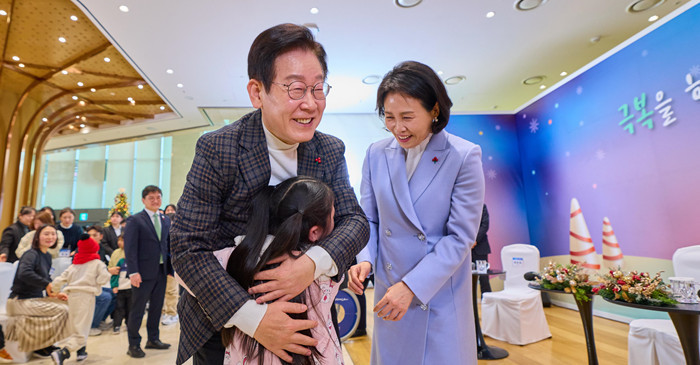 이재명 대통령이 24일 서울 서대문구 신촌세브란스 연세암병원 중입자치료센터에서 열린 희귀질환 환우·가족 간담회에서 어린이와 포옹하고 있다. / 뉴스1