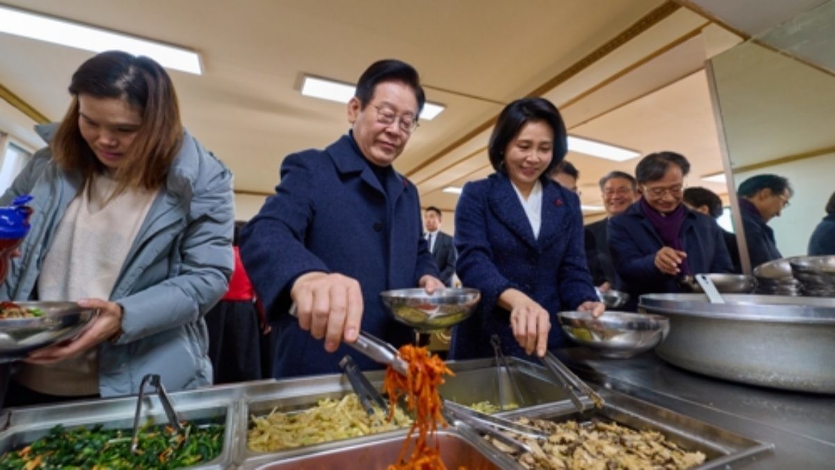 이재명 대통령과 김혜경 여사가 25일 인천 계양구 해인교회에서 열린 성탄 예배를 마친 뒤 비빔밥으로 오찬을 하고 있다. / 대통령실