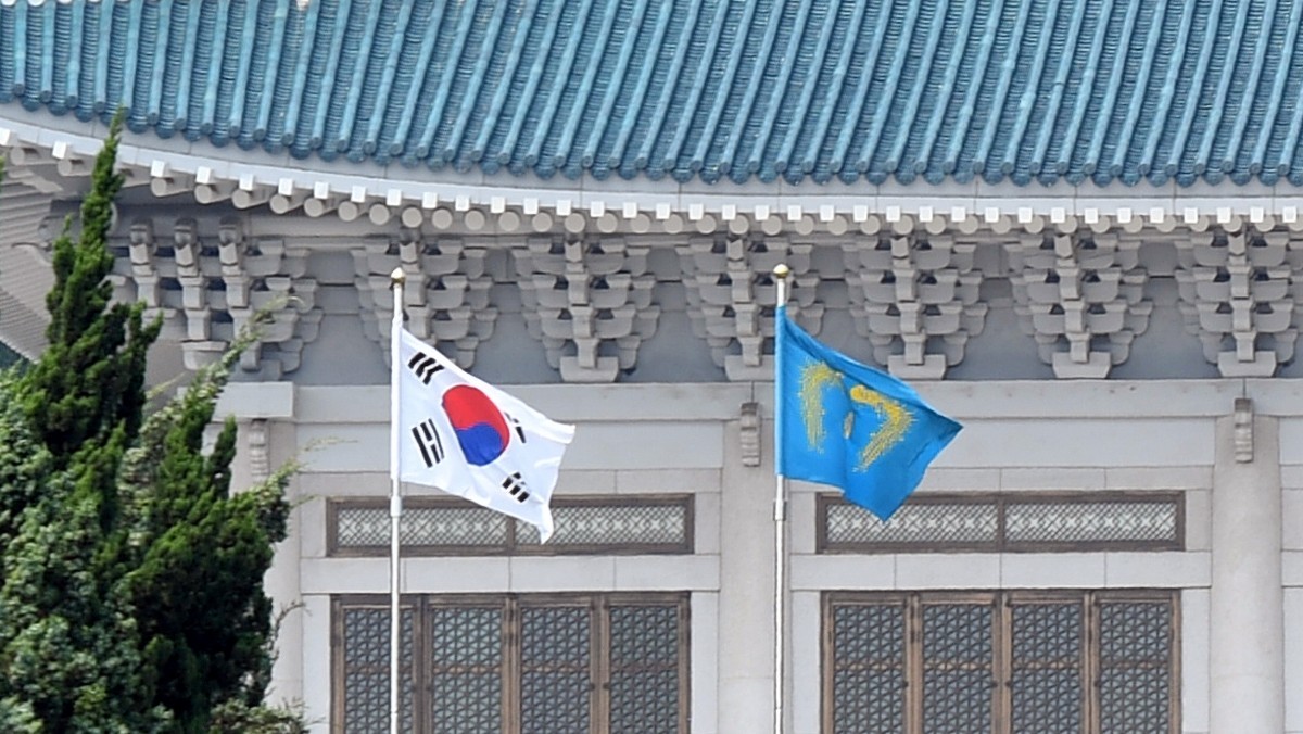 대통령 집무실이 청와대로 공식 이전함에 따라 오는 29일부터 봉황기가 청와대에 게양된다. 대통령실은 24일 언론 공지를 통해 '봉황기가 29일 0시 용산 대통령실에서 하기됨과 동시에 청와대에 게양된다'고 밝혔다. 대통령실 공식 명칭도 봉황기 게양에 맞춰 청와대로 변경된다. 사진은 지난 2017년 6월9일 청와대에 걸린 봉황기 모습. / 뉴스1