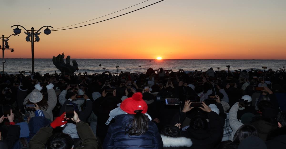 올해로 28회를 맞는 '호미곶한민족해맞이축전'이 다채로운 프로그램으로 새해를 먖는다. 사진은 2025년 호미곶 새해 일출/이하 포항시
