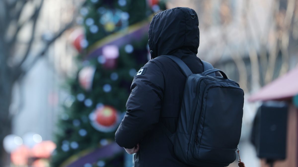 서울 종로구 광화문광장에서 외투를 입은 시민이 이동하고 있다. / 연합뉴스