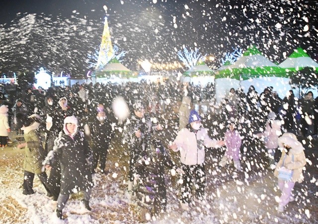성탄절인 25일 함평겨울빛축제가 열리고 있는 함평엑스공원을 찾은 관광객들이 하늘에서 내리는 눈과 인공으로 만들어낸 버블 눈을 맞으면서 즐거워하고 있다./노해섭 기자