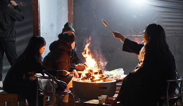 음악과 함께 불멍을 즐기는 관광객들.