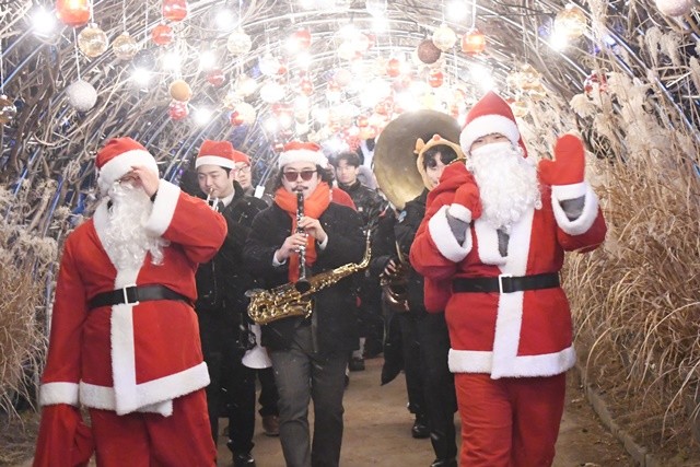 축제장 거리를 누비는 마칭밴드