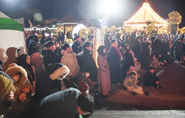 지난 25일 함평엑스포공원은 매서운 날씨에도 불구하고 전국 각지에서 찾아온 관광객들로 인산인해를 이뤘다.