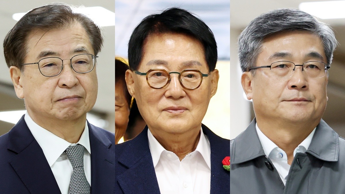 서훈 전 국가안보실장(왼쪽부터), 박지원 전 국정원장, 서욱 전 국방부 장관이 지난 11월 서울 서초구 서울중앙지방법원에서 열린 ‘서해 공무원 피격 은폐 의혹’ 결심 공판에 출석하고 있다. / 뉴스1