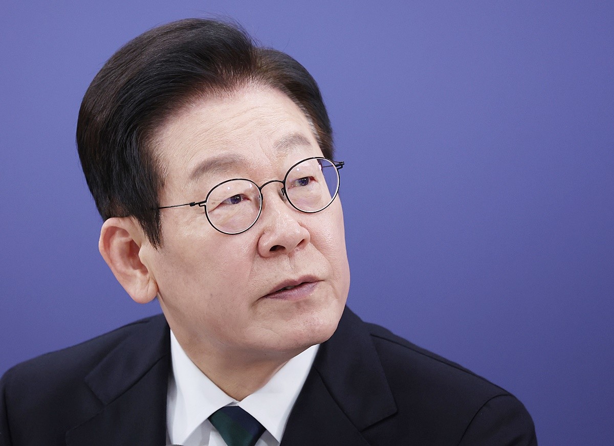 이재명 대통령 자료 사진. 이재명 대통령의 부친 고(故) 이경희 씨에 대한 허위 사실이 적힌 책을 출간하고 유튜브에서 관련 내용을 말한 혐의(사자명예훼손 등)로 전직 언론인 A 씨를 검찰에 송치했다고 경북 안동경찰서가 26일 밝혔다.     전직 언론인 A 씨는 지난해 8월 '고인이 생전에 잎담배 매수 대금을 횡령해 야반도주했다'라는 주장이 담긴 책을 발행한 혐의를 받고 있다.          / 연합뉴스