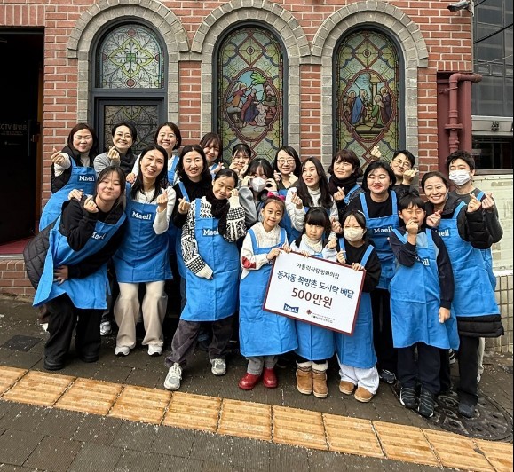 [서울 용산구 동자동 쪽방촌 (도시락 봉사 및 전달식). / 매일유업 제공