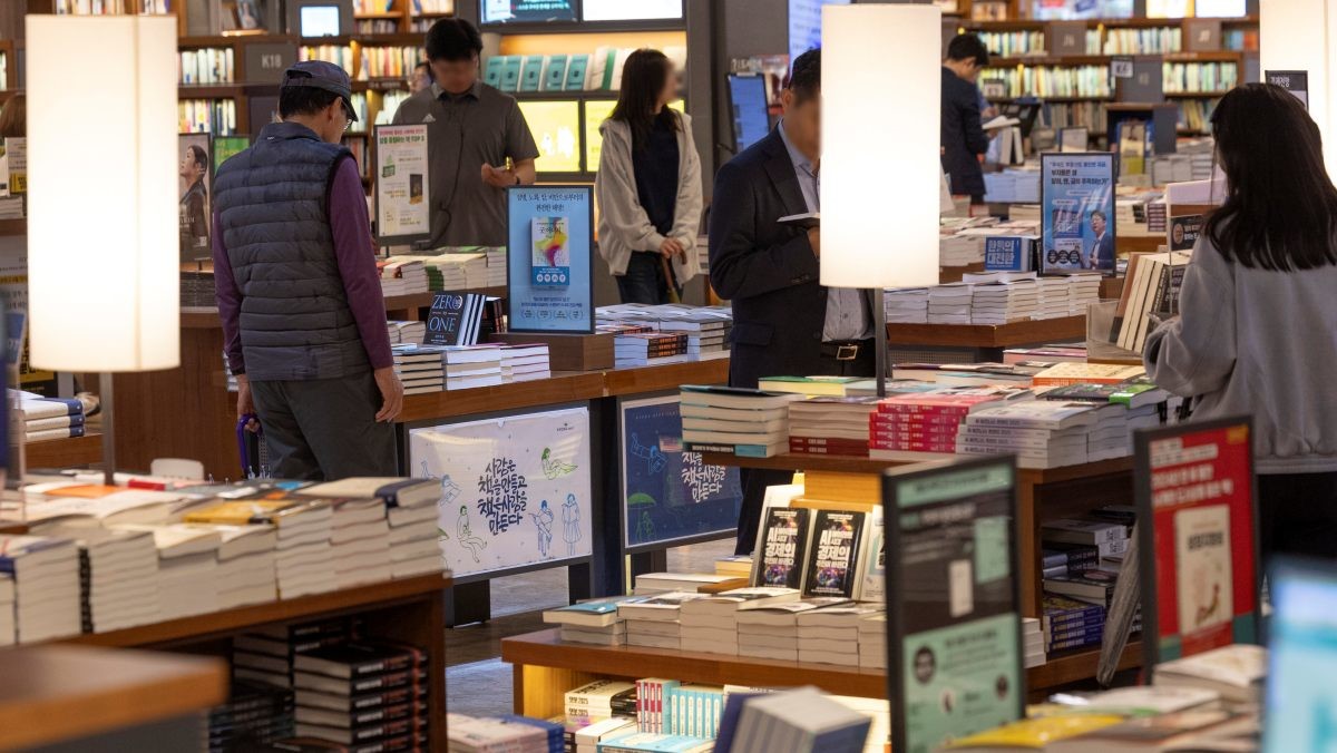 교보문고 광화문점에서 사람들이 책을 고르고 있는 모습. / 연합뉴스