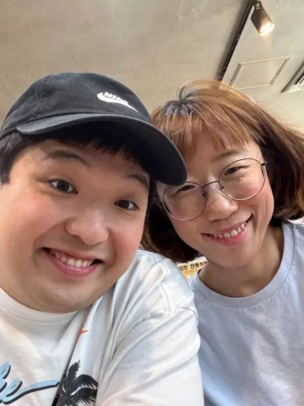 '흔한남매'의 멤버 한으뜸(왼), 장다운(오)의 모습. / 유튜브 '흔한남매' 커뮤니티