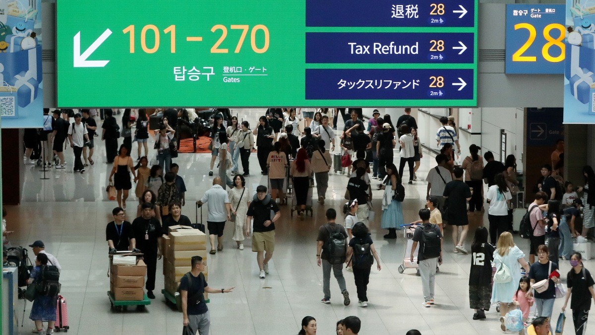 인천국제공항 면세구역이 여행객으로 붐비고 있다. 기사의 이해를 돕기 위한 사진 / 뉴스1