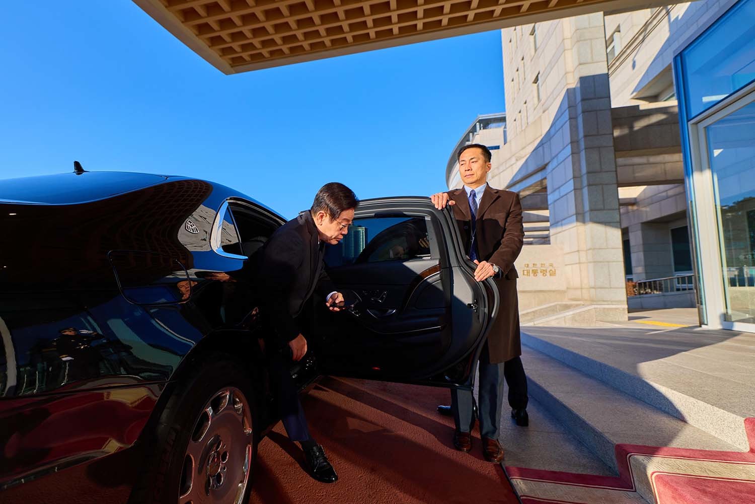 청와대 집무를 앞둔 이재명 대통령이 26일 서울 용산 대통령실 청사로 마지막 출근을 하고 있다. / 대통령실 제공