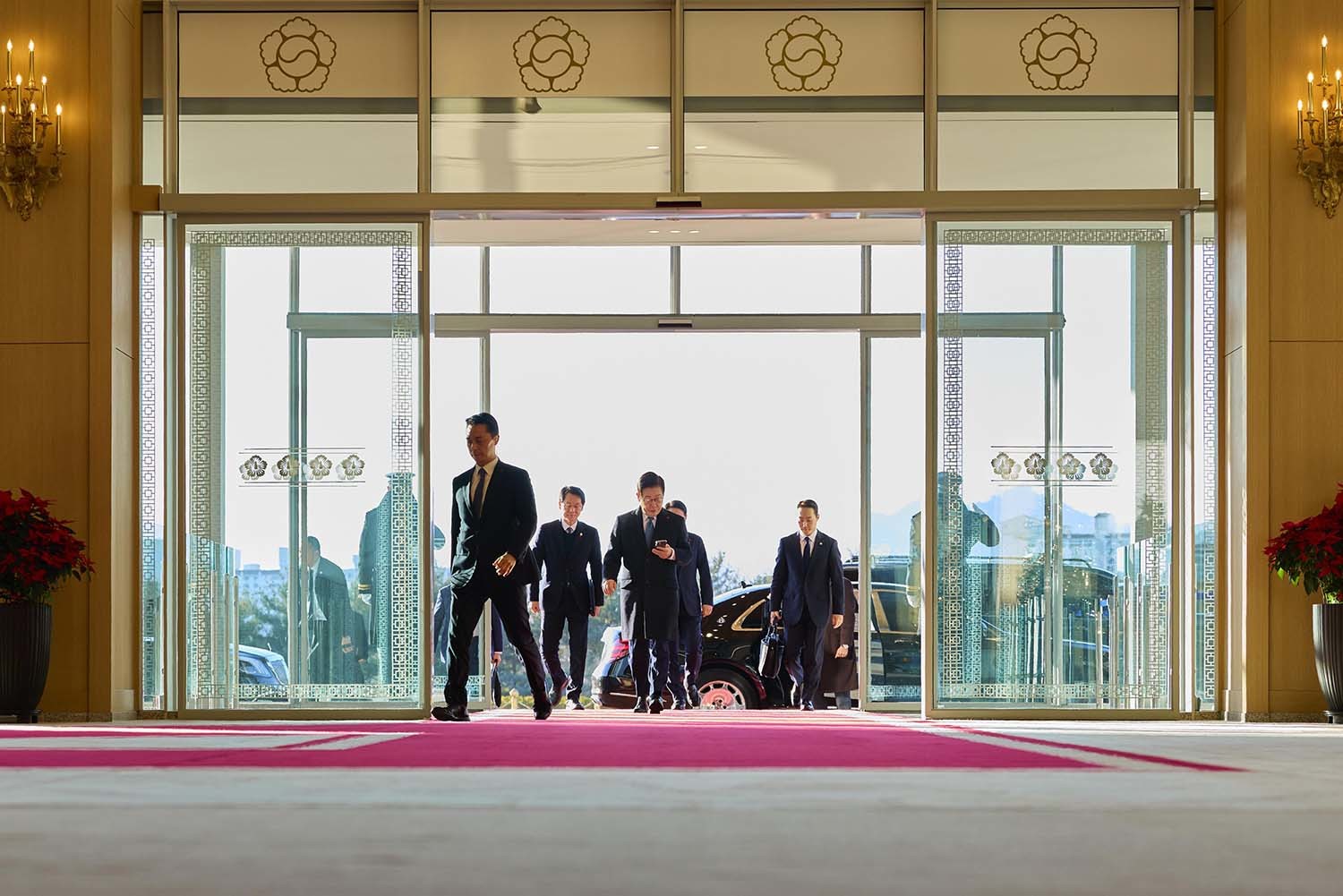 청와대 집무를 앞둔 이재명 대통령이 26일 서울 용산 대통령실 청사로 마지막 출근을 하고 있다. / 대통령실 제공