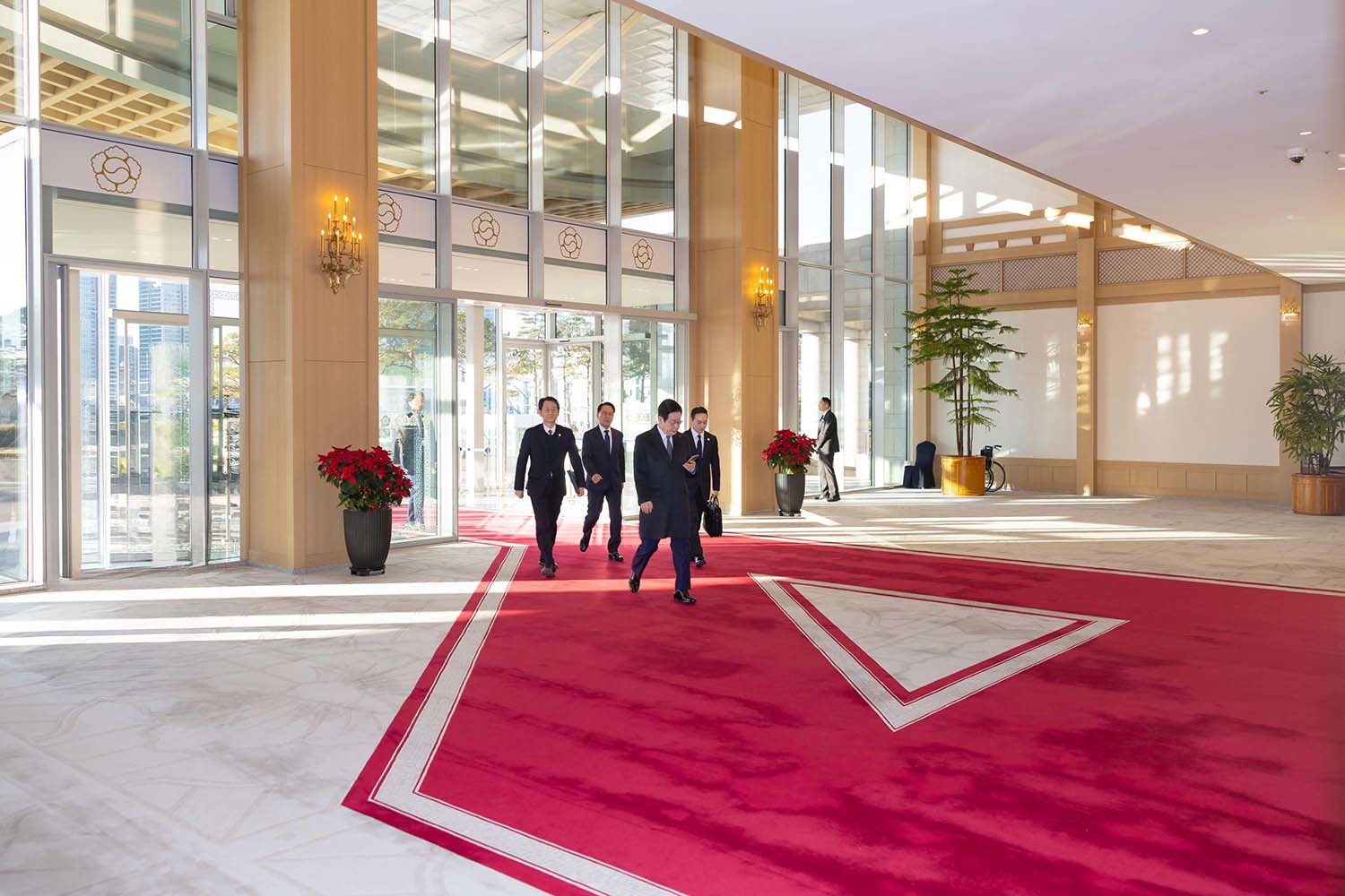 청와대 집무를 앞둔 이재명 대통령이 26일 서울 용산 대통령실 청사로 마지막 출근을 하고 있다. / 대통령실 제공