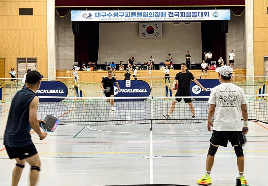영진전문대 경영회계융합계열이 대구수성구피클볼협회와 공동으로 개최한 전국피클볼대회가 치러지고 있다. / 영진전문대 제공