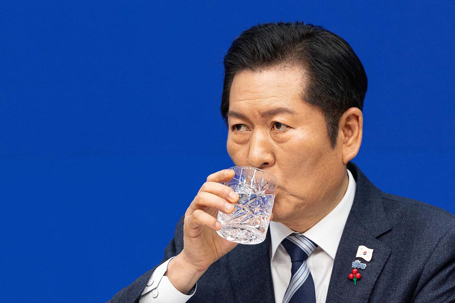 정청래 더불어민주당 대표가 26일 서울 여의도 국회에서 취임 후 열린 첫 공식 기자회견에서 물을 마시고 있다. / 뉴스1