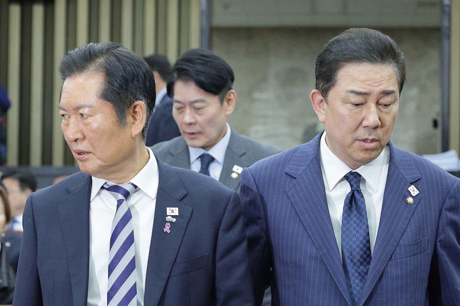 정청래(왼쪽) 더불어민주당 대표와 김병기 원내대표가 10월 26일 서울 여의도 국회에서 열린 의원총회에서 참석하고 있다. / 뉴스1