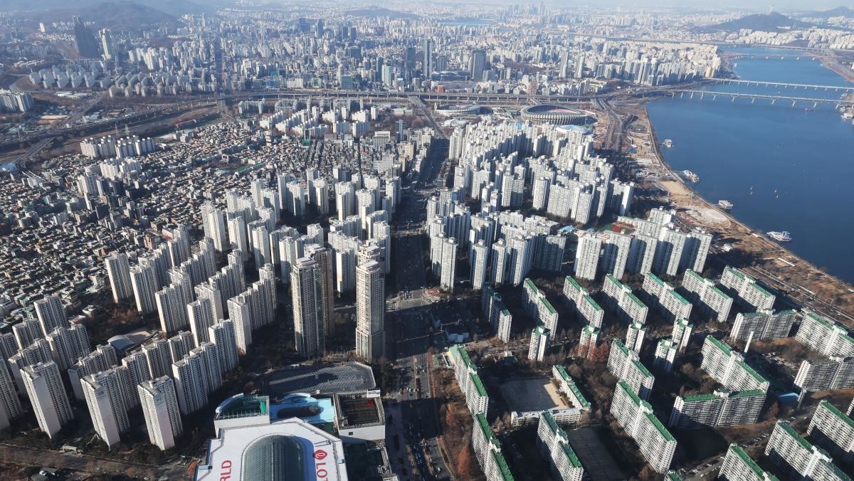 서울 송파구 롯데월드타워 서울스카이에서 아파트 단지가 보이고 있다. / 뉴스1