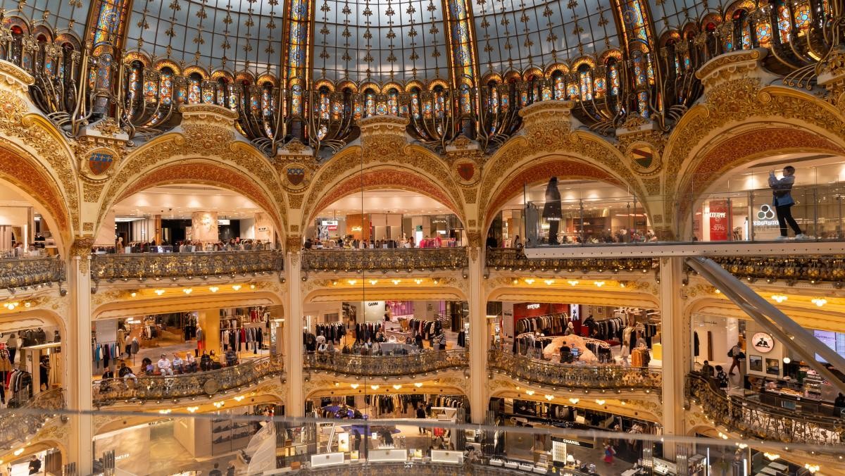 프랑스 파리의 고급 쇼핑몰 갤러리 라파예트. / Caroline Ruda-shutterstock.com