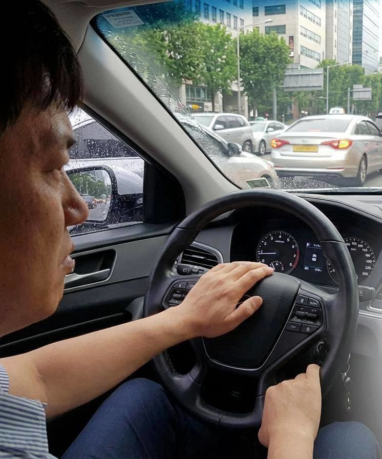클락션 울리는 운전자. 기사 내용을 바탕으로 제작한 자료사진.