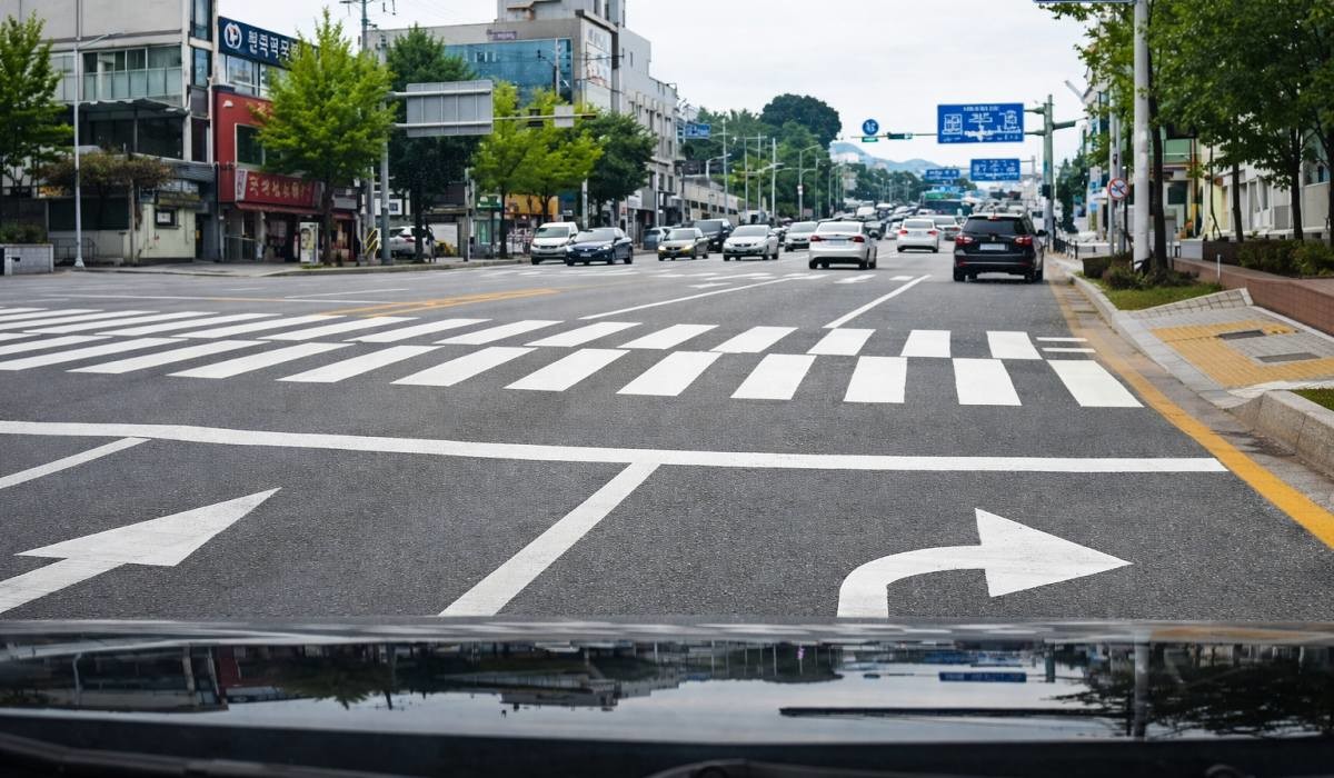 우회전 차로에서 주행 중인 차량. 기사 내용을 바탕으로 제작한 자료사진.