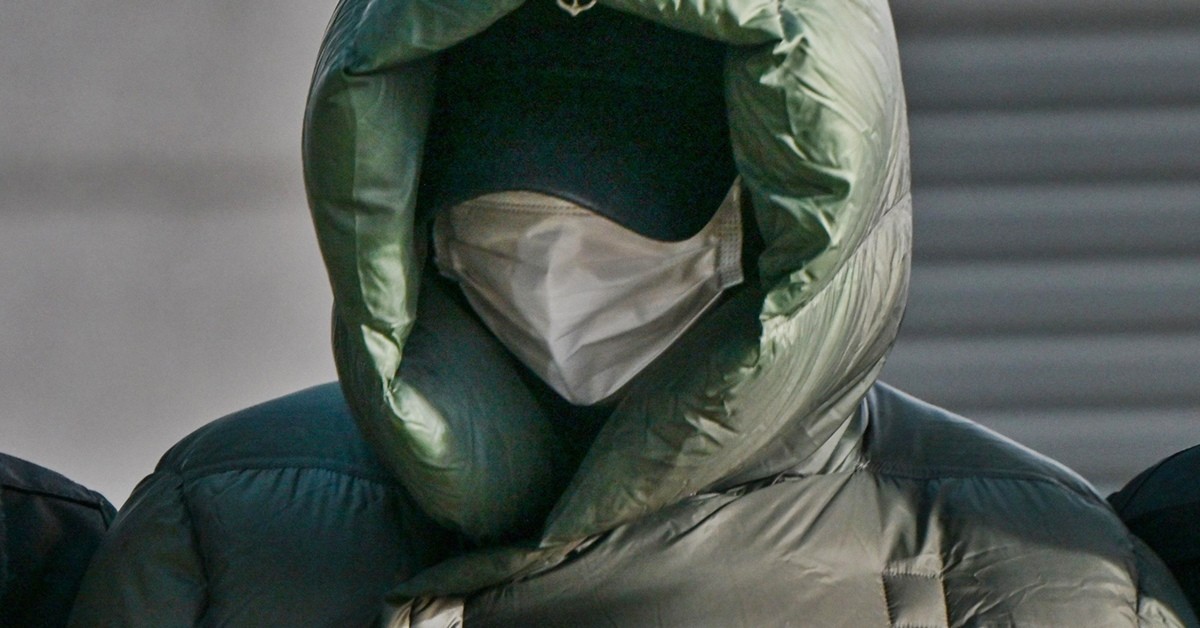 마약 혐의로 경찰 수사 대상에 오른 상황에서 해외로 도피했다가 체포된 남양유업 창업주의 외손녀 황하나 씨가 26일 경기 안양시 동안구 수원지방법원 안양지원에서 열린 구속 전 피의자 심문(영장실질심사)에 출석하고 있다. / 공동취재단, 뉴스1