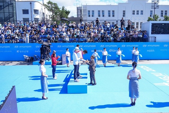 강기정 광주광역시장이 지난 9월10일 5·18민주광장 특설경기장에서 열린 '광주 2025 현대세계양궁선수권대회' 리커브 혼성 단체 결승전에서 준우승을 차지한 김우진·안산 선수에게 메달을 목에 걸어주고 축하를 하고 있다./광주광역시 제공